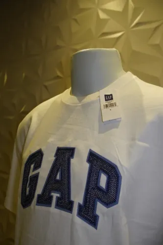 Camiseta GAP bordado