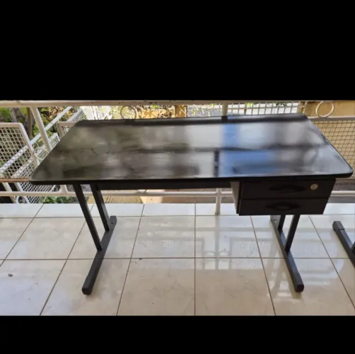 Mesa escrivaninha com 2 gavetas