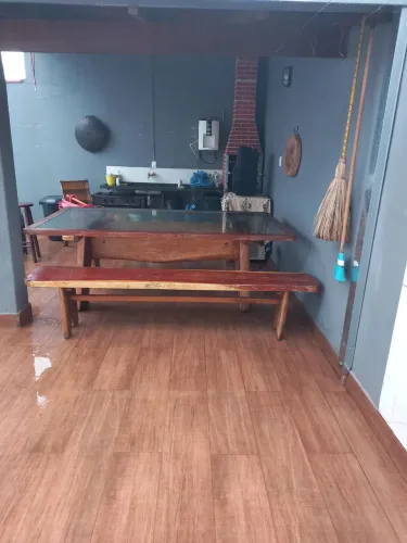 Vendo uma mesa com dois bancos Rústica 