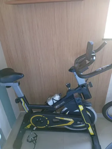 Vendo Bicicleta pouco USADA de Spinning Com Roda De Inércia De 13kg Wct Fitness Cor Preto