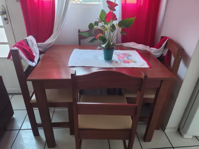 Mesa com 4 cadeiras com almofadadas<br>Não entrego <br>Todas as cadeiras e mesa estão perfeitas