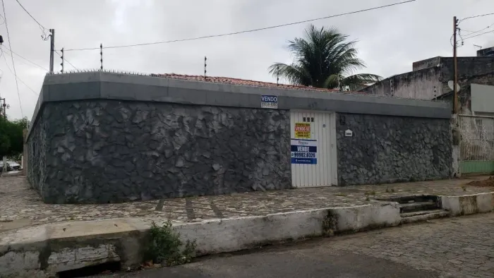 Casa à venda com 3/4 sendo 1 suíte , sala ampla, cozinha, wc social e dois kitnets na part