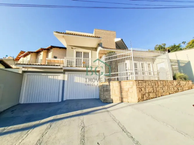 Excelente casa á venda no bairro Vivaldi Leite Ribeiro em Poços de Caldas MG.
