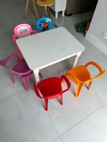 Mesinha Tokstok e cadeirinhas de plástico infantil