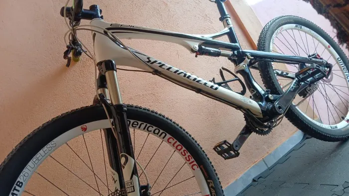 *Specialized Epic Full Suspension* - uma das melhores pra XC/Maratona.<br>