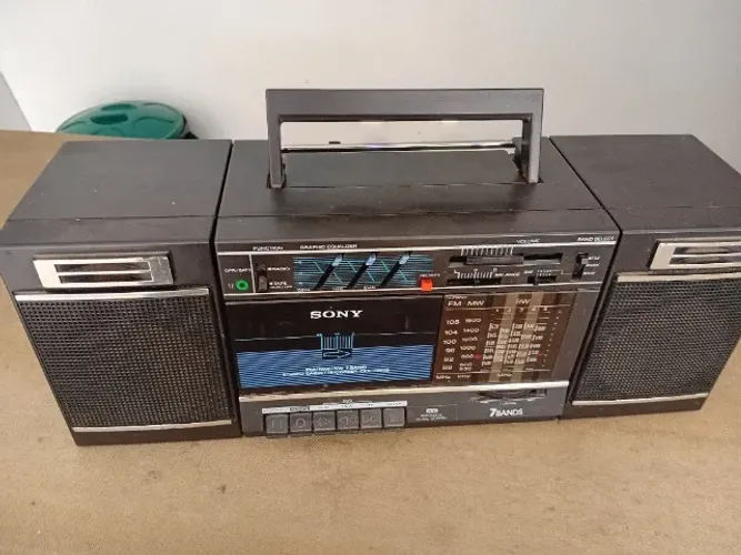 Vendo radio portátil Sony modelo CFS 300 S funciona 100%