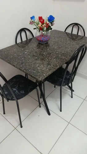 Mesa de mármore com 4 cadeiras