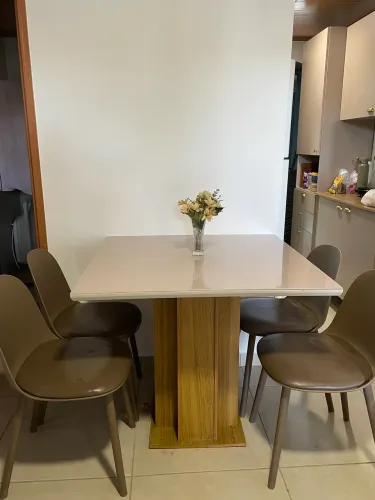 Mesa com 4 cadeiras