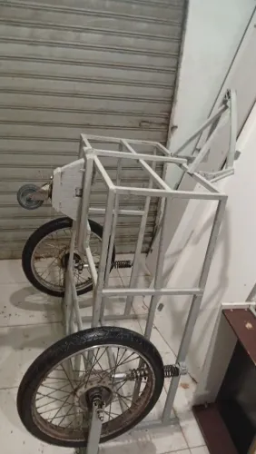 VENDO CARRINHO PRA TRABALHA RECICLAGEM OU OUTRA COISA COM PENEU MOTO E AMORTECEDOR 