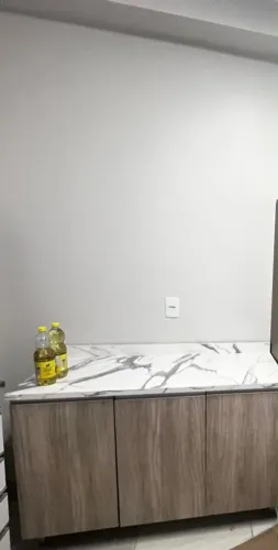 ARMÁRIO + BALCÃO DE COZINHA COM TAMPO MARMORIZADO - MODERNO E ELEGANTE