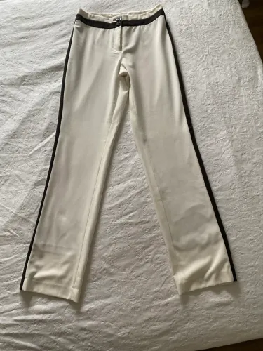 Calça branca com forro e detalhes em preto na lateral e cintura