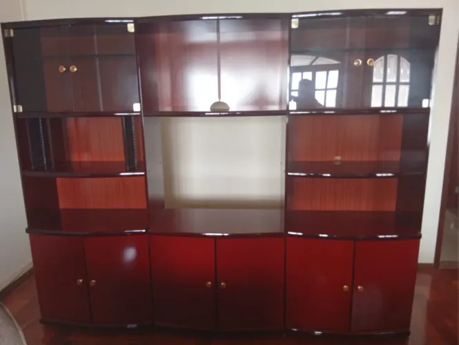 Estante de madeira para sala de estar