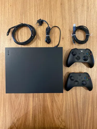 Xbox One X 1TB com 2 controles + suporte para o console
