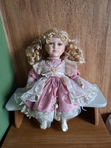 Boneca sentada porcelana 