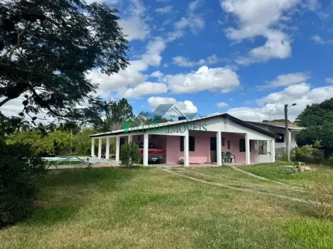 Sítio com duas casas e piscina em condomínio fechado na faixa da RS040