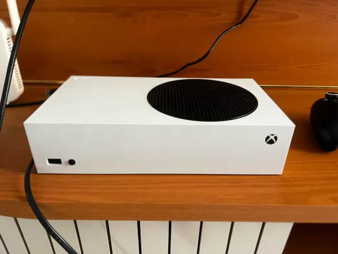 Xbox series s branco seminovo com caixa todos os acessórios e cabos e pilhas recarregáveis