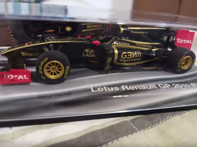 Miniatura F1 Lotus Renault GP 2011 Race Car 1:43