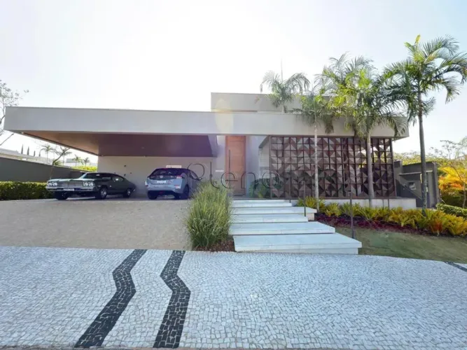 Casa à Venda no Condomínio Ypê Dourado em Valinhos, São Paulo