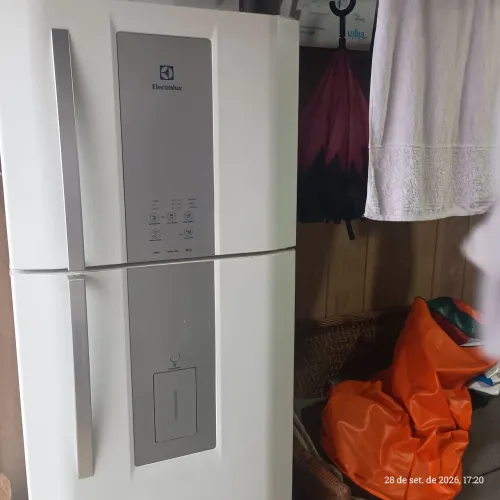 Vende-se uma geladeira grande 400 está funcionando só não gela na parte de baixo