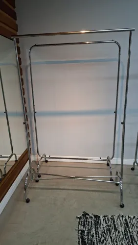Arara de Roupas 1,20 Cromada Ajustáveis