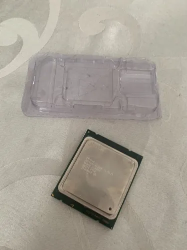 Processador Intel Xeon E5-2620, com 2.00GHz de frequência base, 6 núcleos e 12 threads, so