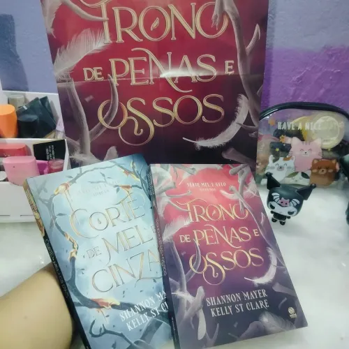 livros corte de mel e cinzas e trono de penas e ossos