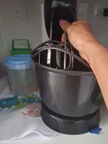 Vendo batedeira de bolo nova chama *
