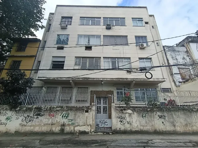 EM FRENTE AO MARACANÃ, PRÓXIMO AO CEFET.