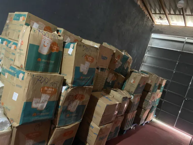 Vendo estoque de caixas com copos descartáveis, vários tamanhos e marcas