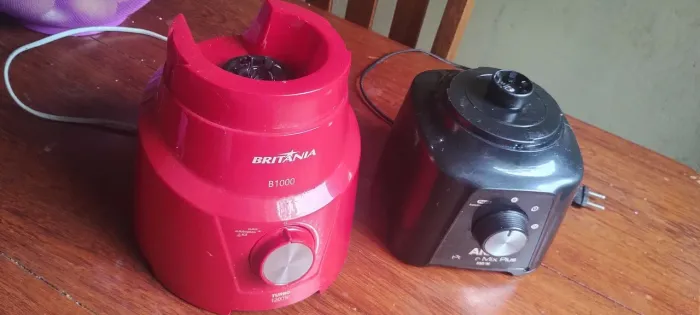 Duas base de liquidificador (máquina/batedeira) sem o copo.
