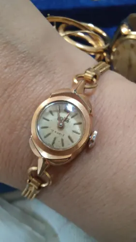 Relógio vintage feminino para colecionador.