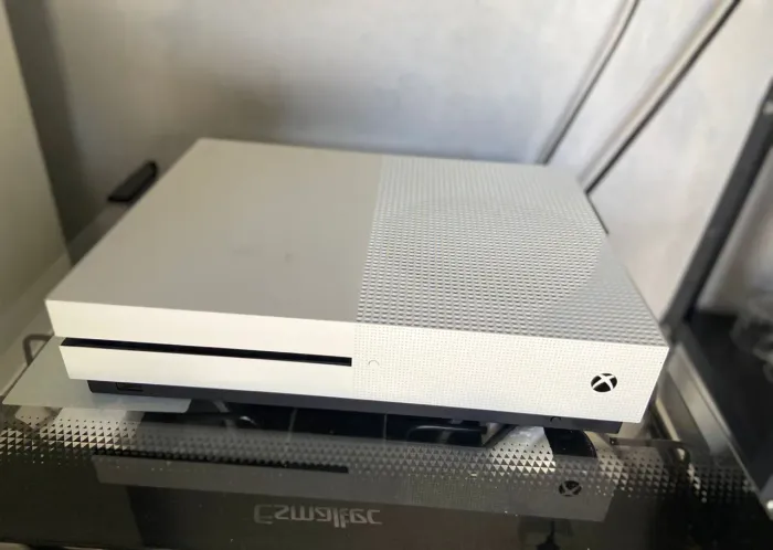 Vende-se Xbox one s 1 tb