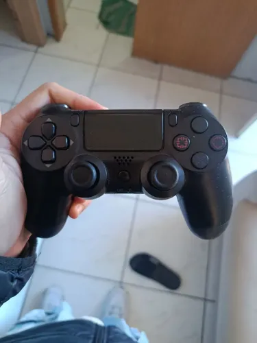 Controle PS4 genérico, funcionando normal.