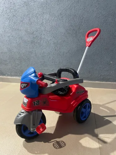 Carrinho de passeio e pedal