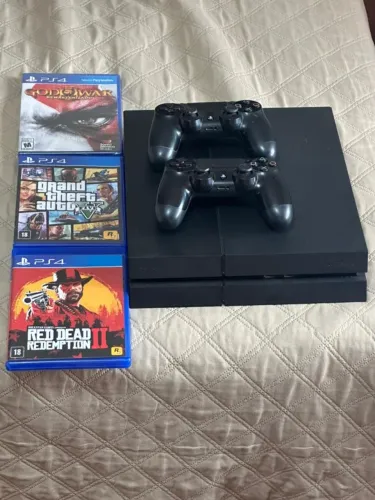 PS4 Fat (Modelo Fosco/Série 1200) + 2 Controles + 3 Jogos (RDR2, GTA V)