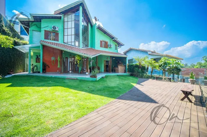 Casa à venda em condomínio valorizado com 3 suítes, terreno de 700 m² e reserva natural no