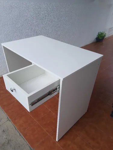 Mesa com gaveta 