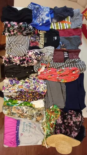 Vendo kit de roupas masculinas e femininas, semi nova ou sem uso, são 28 peças 