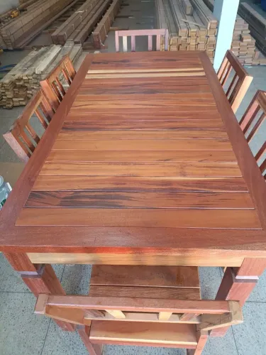 Mesa de madeira rústica