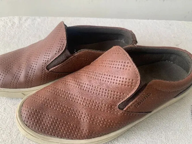 Sapato dockside tipo mule, de couro marrom,