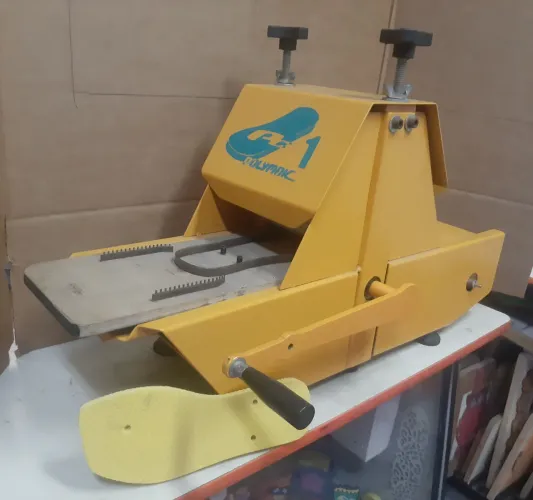 Maquina de corte e vinco 15cm de boca, ideal para cortar chinelos, ja vem com fresadora.
