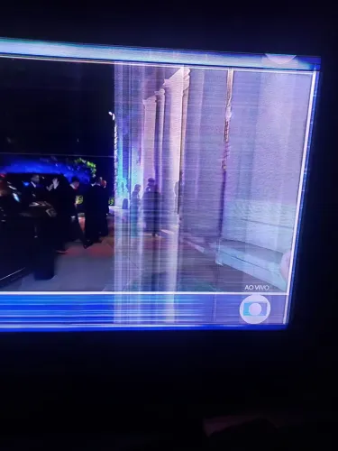 TV LED SANSUNG,  32" COM LISTRAS NA TELA , VC  VE A IMAGEM COM RAZOÁVEL,  QUEBRA GALHO 