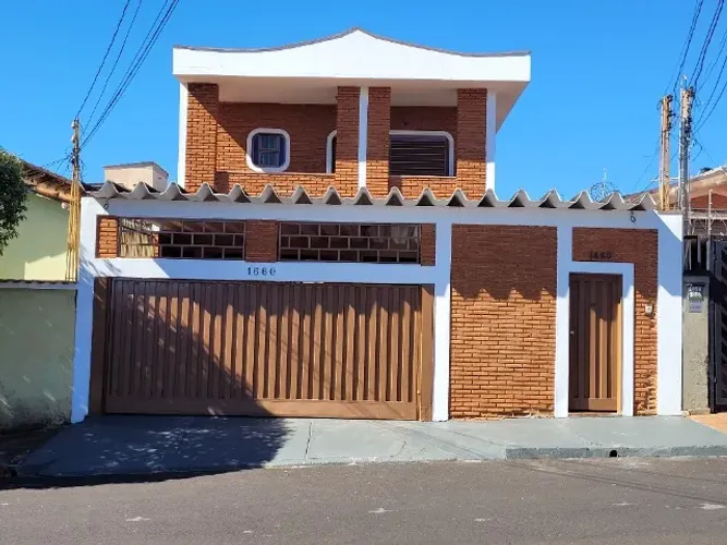 Sobrado no Jd. Paulistano - Ribeirão Preto c / 262 m² de área útil, 4 quartos e 3 salas.