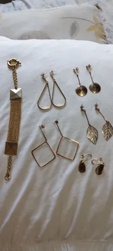 Conjunto de brincos e uma pulseira folheada 
