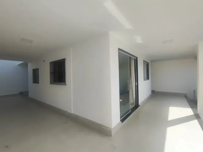 Casa com 3 andares e preparação para kitnets em Feu Rosa