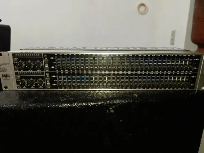 Equalizador Behringer FBQ3102