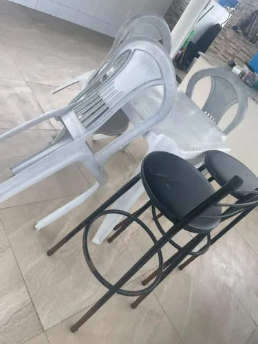 Mesa e cadeiras