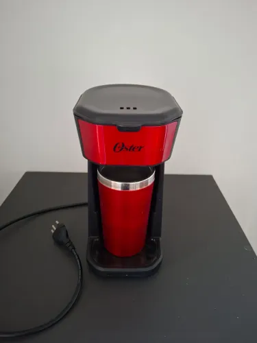 Cafeteira Oster Vermelha + Copo Termico
