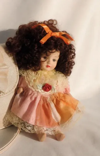 boneca de porcelana antiga cacheada