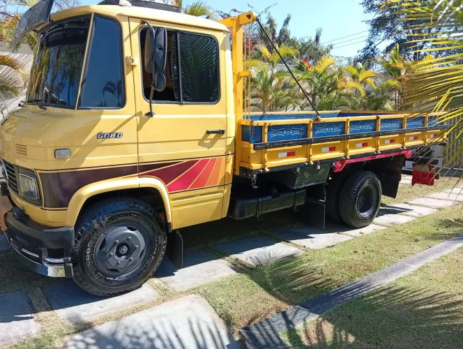 Caminhão 608 ano 1981  direção hidráulica freio ar manete e ar Condicionado 